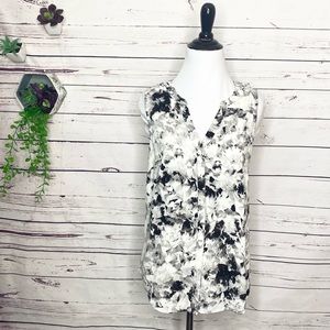 Apt 9 Sleeveless V Neck Blouse Top Size Small Black, White, & Gray Floral Print